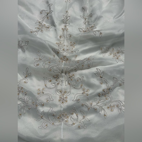 Wedding gown, preloved - Picture 3 of 15